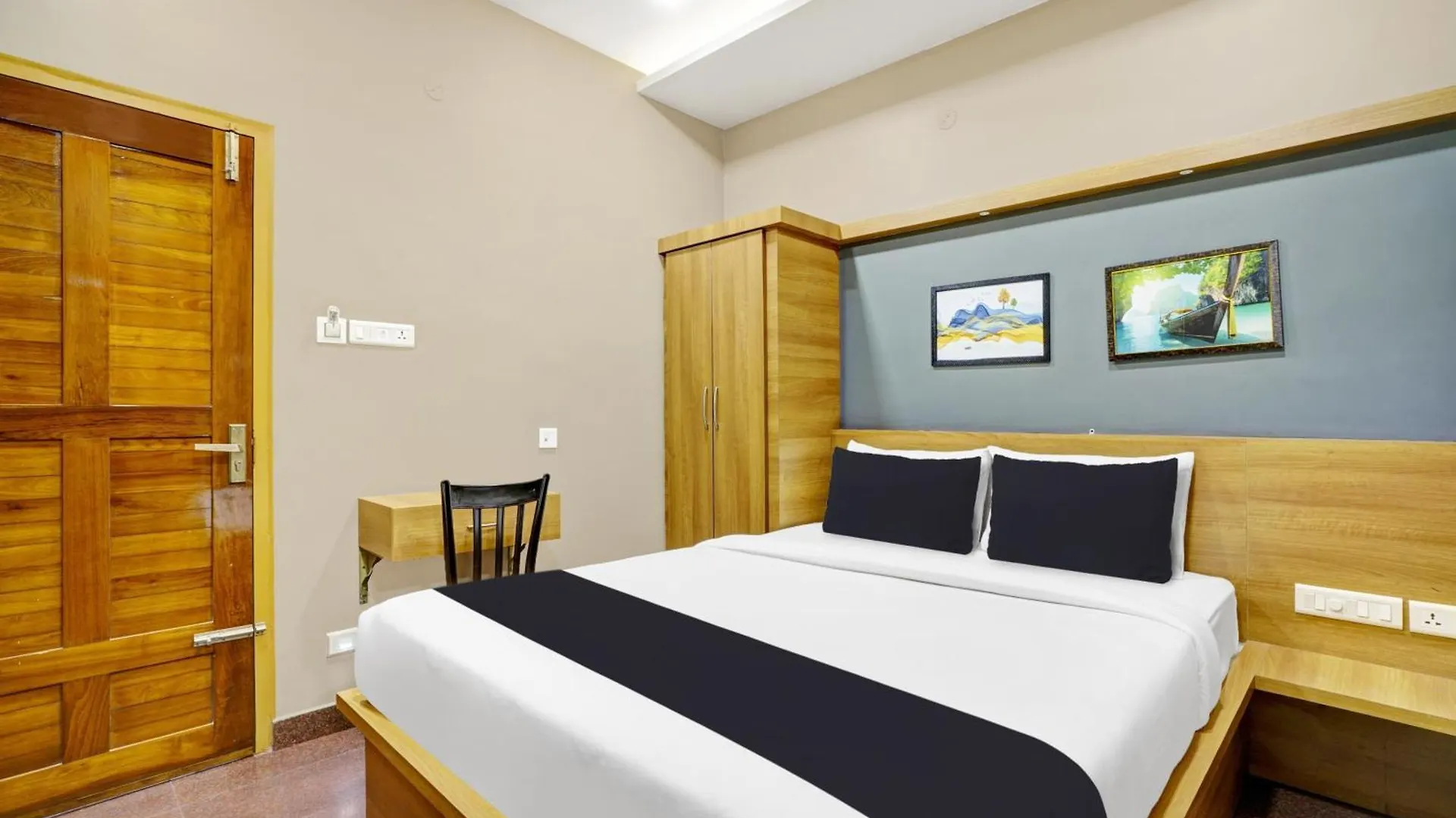 Hotel O Century Regency Kochi 4*,  الهند
